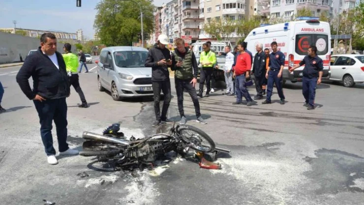 Antalya'da motosiklet ile kamyonet çarpıştı: 2 yaralı