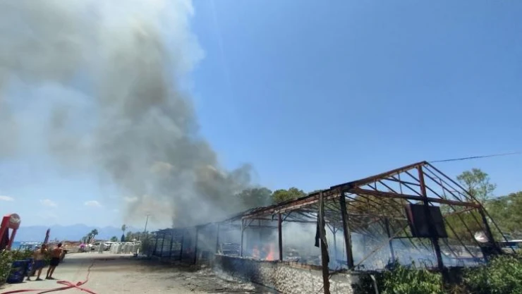 Antalya'da plaj işletmesinde korkutan yangın