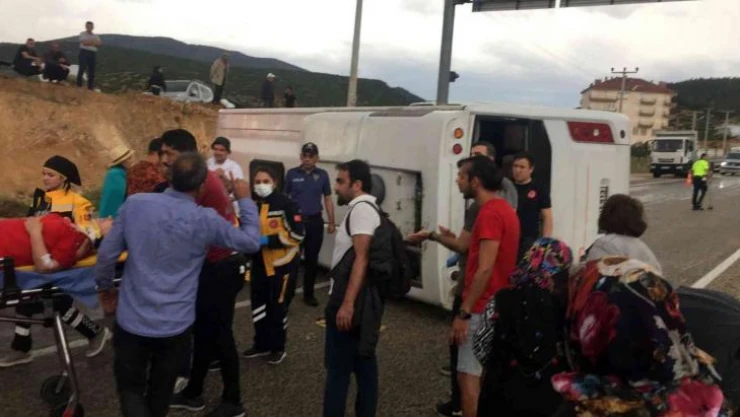 Antalya'da Romanya uyruklu turistleri taşıyan midibüs devrildi: 22 yaralı