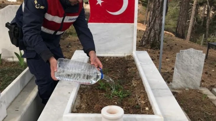 Antalya'da şehit ve gazilerin kabirlerinde temizlik ve bakım yapıldı