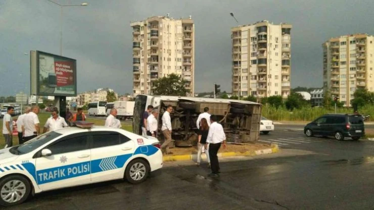 Antalya'da servis midibüsü devrildi: 6 yaralı