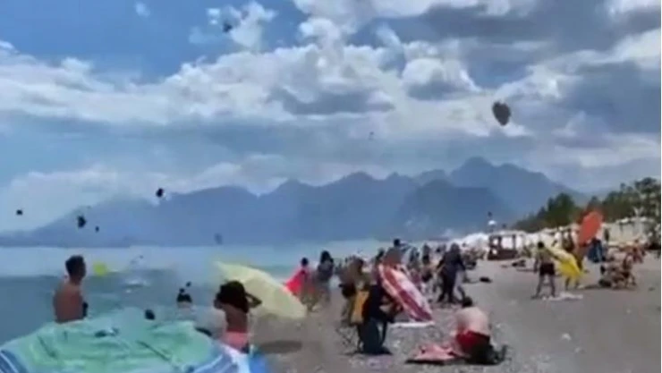 Antalya'da şiddetli rüzgar sahildeki şemsiyeleri uçurdu