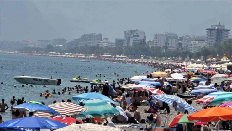 Antalya'da termometre 30 dereceyi gösterdi, vatandaş sahilde yer bulmakta zorlandı