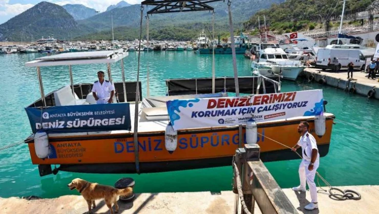 Antalya'nın ilk deniz süpürgesi Akdeniz'e indirildi