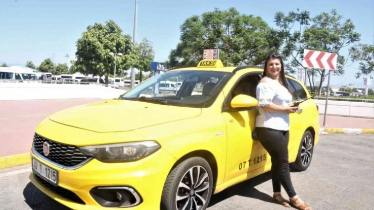 Antalya'nın yüksek lisanslı taksicisi Kübra kıskandırıyor