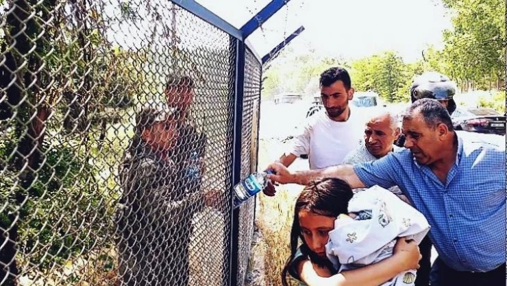 Araç camından uçan kağıt kazaya neden oldu: 3'ü çocuk 4 yaralı