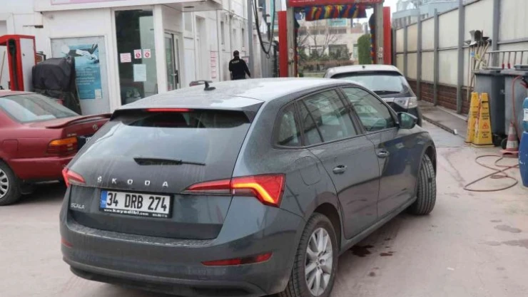 Araçların üzerine çamur yağdı, sürücüler oto yıkamacılara koştu