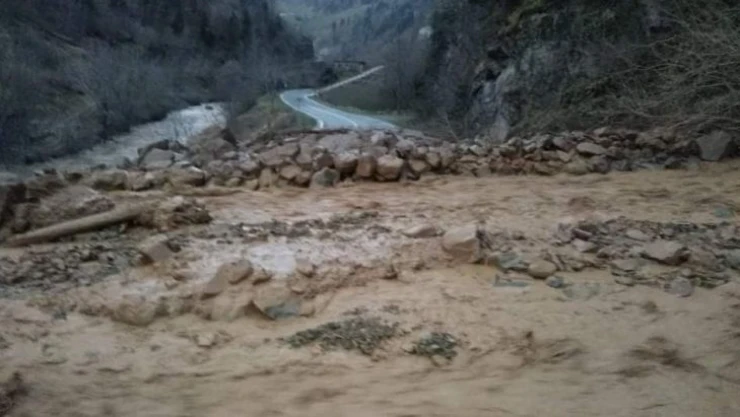 Araklı-Bayburt yolu hem çığ hem de heyelan nedeniyle ulaşıma kapandı