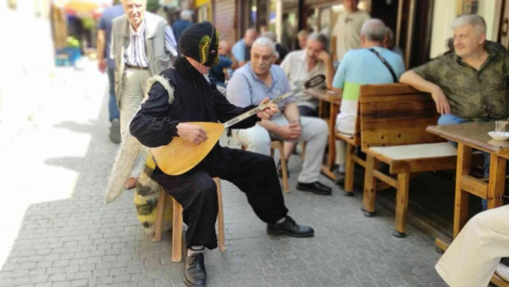 Arı adam sokak sokak gezip saz çalıp türkü söylüyor