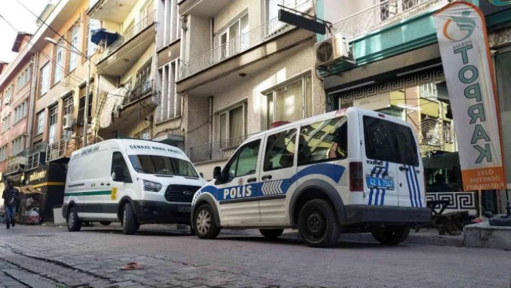 Arkadaşlarının haber alamadığı kadın evinde bıçaklanmış halde bulundu