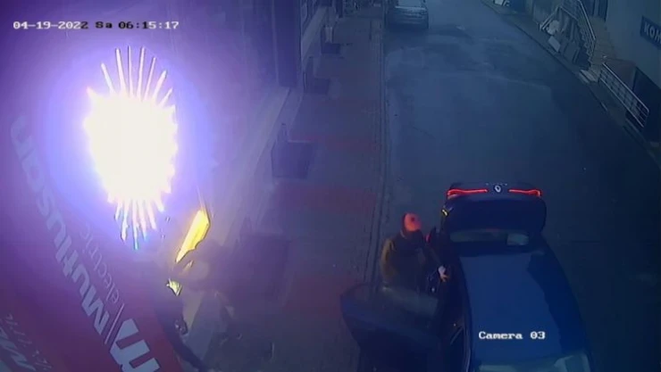 Arnavutköy'de 6 hırsız camları keserek elektrik dükkanını soymaya çalıştı