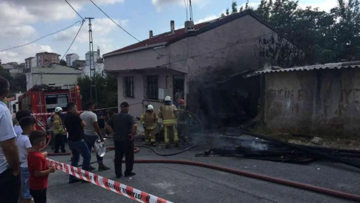 Arnavutköy'de çocukların oyun oynarken yaktığı baraka küle döndü