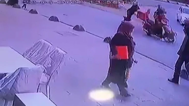 Arnavutköy'de kadının ölümden döndüğü kaza kamerada