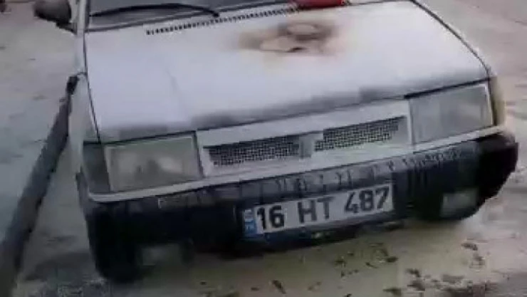 Arnavutköy'de seyir halindeki otomobil alev aldı, vatandaşlar yangın tüpüyle müdahale etti