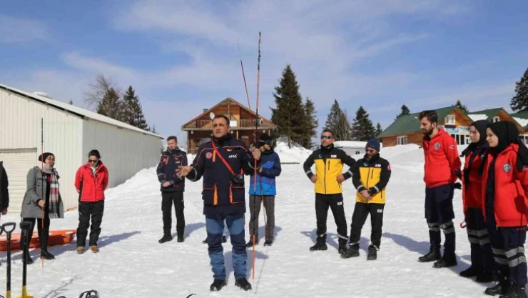 Artvin'de üniversite öğrencilerinin çığ tatbikatı gerçeği aratmadı