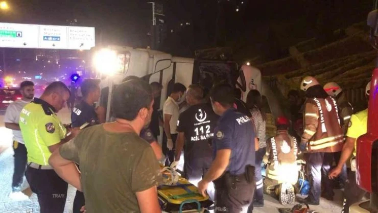 Ataşehir'de minibüsle çarpışan beton mikseri devrildi: 2 yaralı
