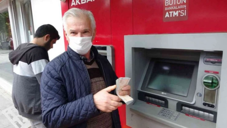 ATM'de para çekmek isterken bulduğu 3 bin 400 TL'yi  karakolda sahibine teslim etti