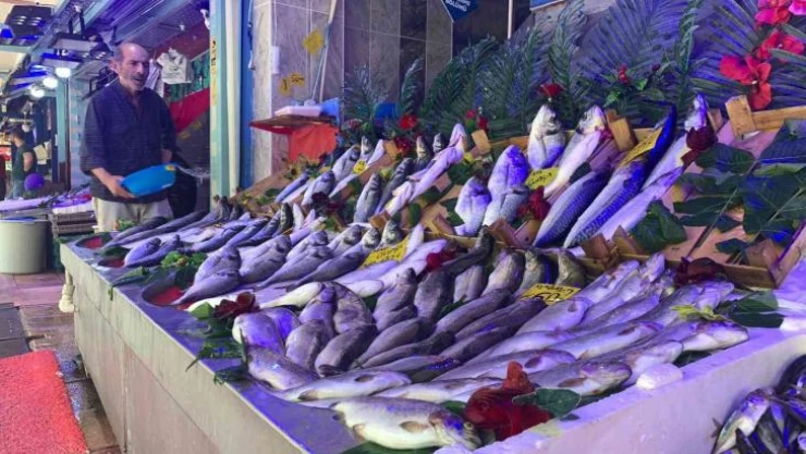 Av yasağına rağmen Eskişehir'deki balık tezgâhları dolu