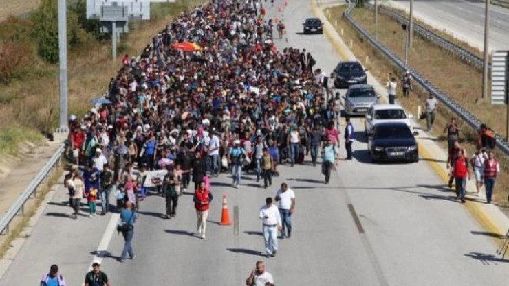 Avrupa'ya gitmek isteyen sığınmacılar gişeleri geçti