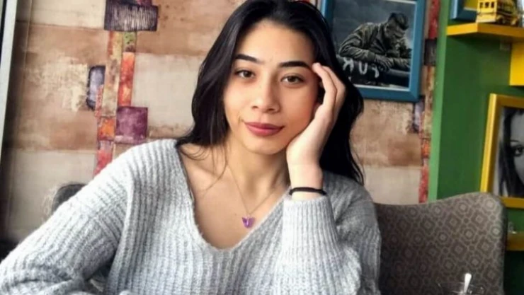 Aynı kazada ölen 4 kişilik aile yan yana kazılan mezarlara defnedildi