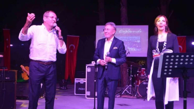 Ayvalık'ta Ali Kocatepe ve Aysun Kocatepe'den zafer konseri