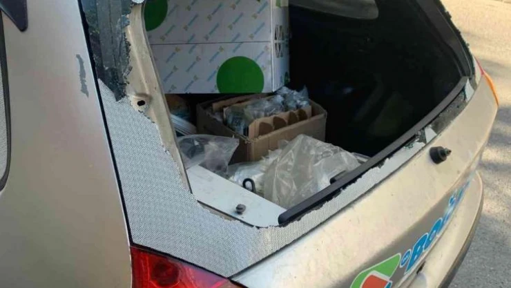 Bağcılar'da 1 dakikada aracın camını kırıp içindekileri çaldılar: O anlar kamerada