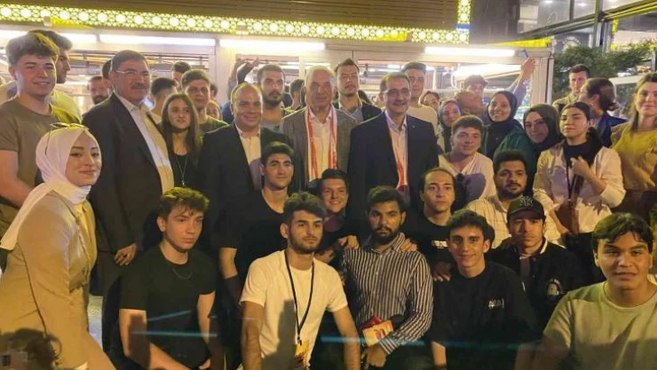 Bakan Fatih Dönmez, Ümraniyeli gençlerle çorbacıda buluştu