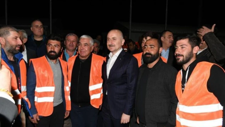 Bakan Karaismailoğlu, şantiye işçileri ve mühendislerle sahur yaptı