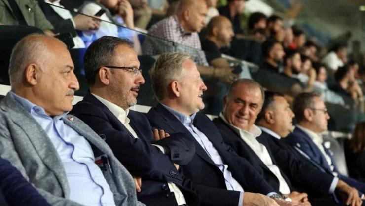 Bakan Kasapoğlu, Başakşehir- Fiorentina maçını seyretti