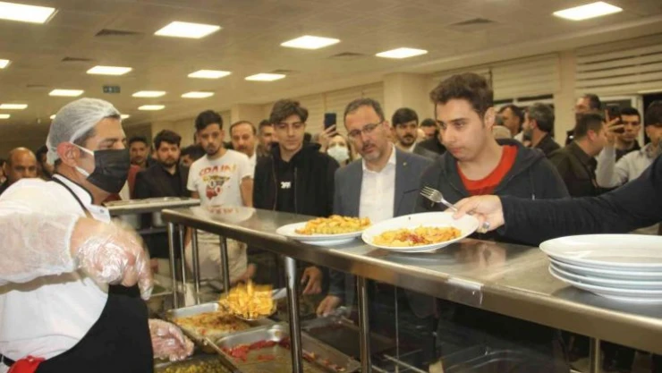 Bakan Kasapoğlu yurtta yemek sırasına girip öğrencilerle sahur yaptı