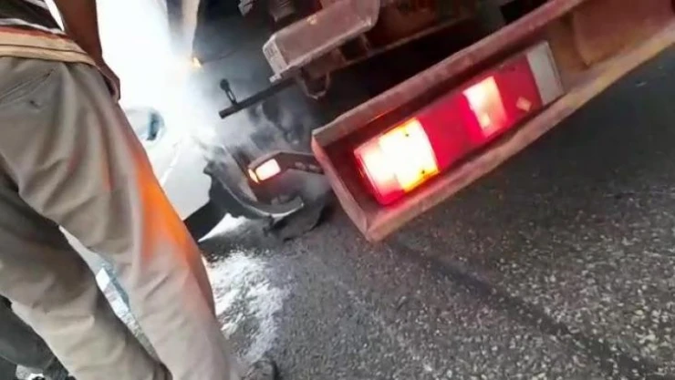 Balataları tutuşan tırdaki yangını vatandaşlar söndürdü