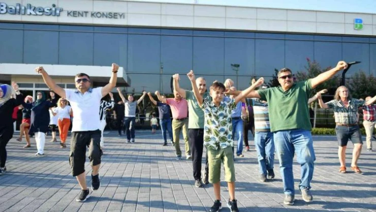 Balıkesir'in kurtuluşunun 100. yılında 100 kişilik zeybek gösterisi