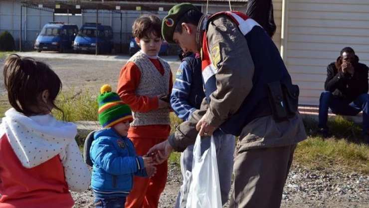 Balıkesir'de 120 sığınmacıya asker şefkati