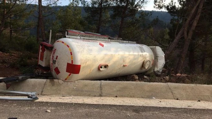Balıkesir'de akaryakıt tankeri devrildi: 1 ölü