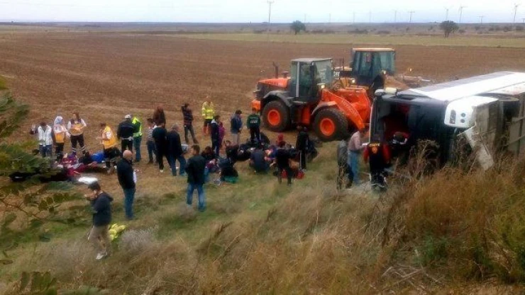 Balıkesir'de sığınmacıları taşıyan otobüs devrildi: 30 yaralı