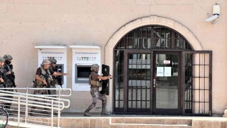 Banka şube müdürünü ve çalışanları rehin alan şahıs 2 saat sonra ikna edildi