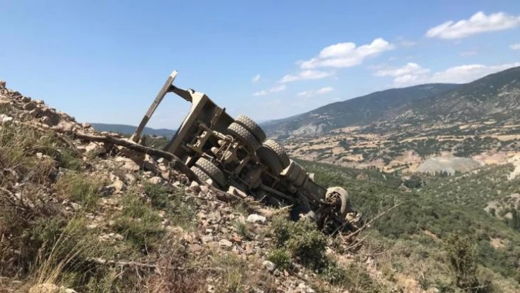 Baraj inşaatında kamyon 80 metrelik uçuruma yuvarlandı