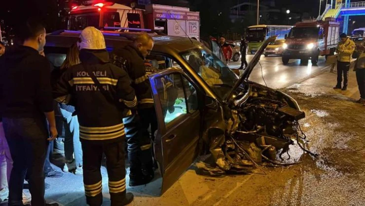 Bariyere çarpan araçta sıkışan 2 kişi itfaiye ekipleri tarafından kurtarıldı