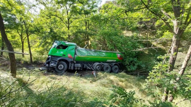 Başakşehir'de İBB'ye ait tanker şarampole yuvarlandı: 2 yaralı