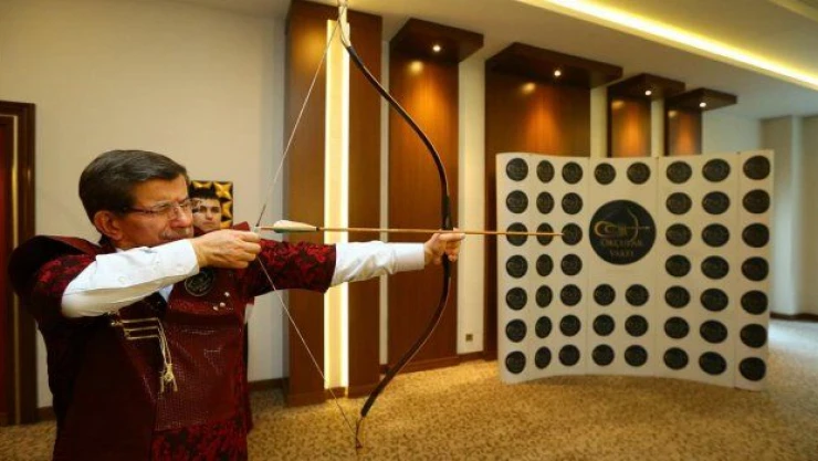 Başbakan Davutoğlu ok attı