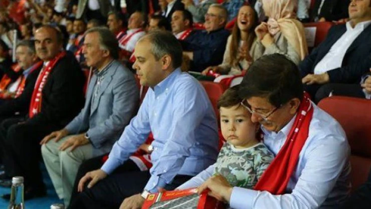 Başbakan şehit çocuğu ile tribünde