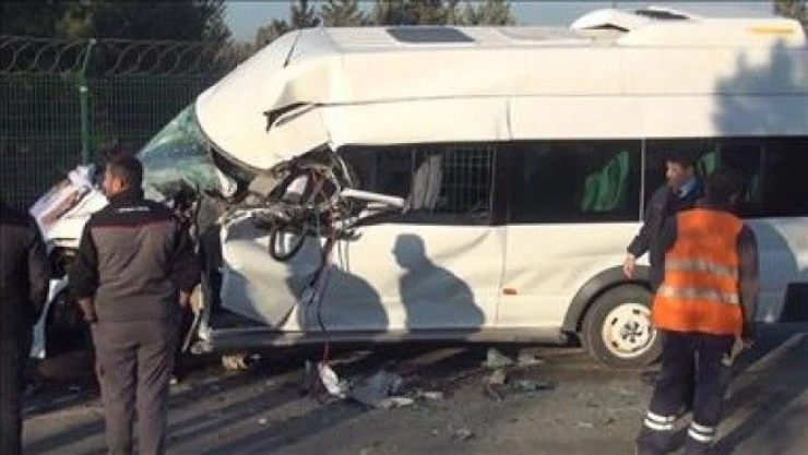 Batman'da öğrenci servisi çöp kamyonuna çarptı: 11 yaralı
