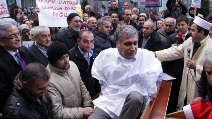 Belediye başkanı 'ÇED toplantısına' tabutta getirildi