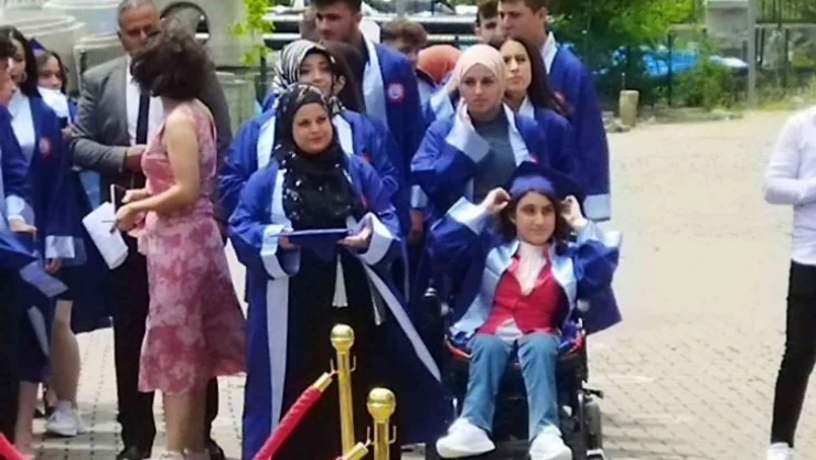 Beş yıl önce ipe bağlı duvara asılı yaşarken liseden mezun oldu