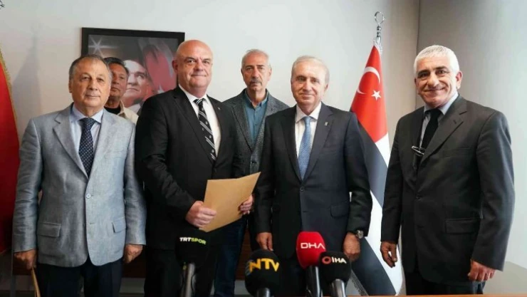 Beşiktaş Başkan Adayı Fuat Çimen listesini teslim etti