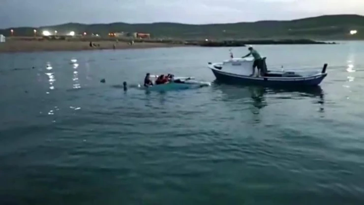 Beykoz'da 9 kişinin bindiği tekne alabora oldu, denizde can pazarı yaşandı
