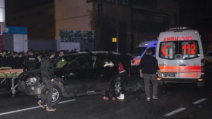 Beyoğlu'nda polislerden kaçan sürücü 9 kişiyi yaraladı