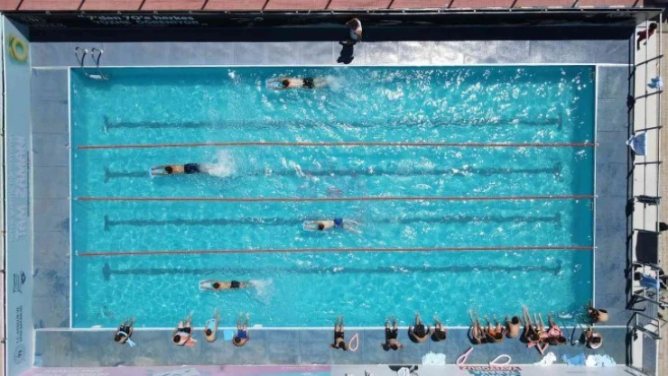 Bin 570 metre rakımdaki havuzda yüzmeyi öğreniyorlar