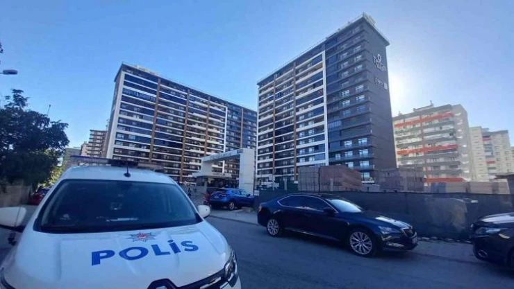Binanın terasında yangın çıktı, 3 kişi dumandan etkilendi
