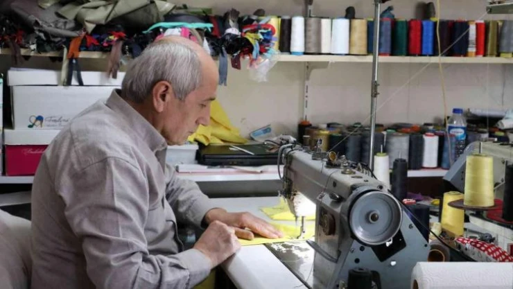 Bir elinde bağlaması, diğer elindeki iğnesine ömrünü adadı